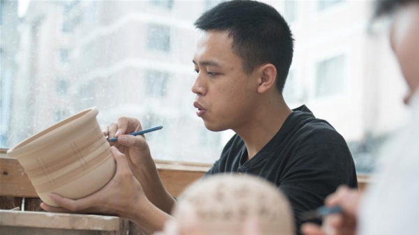 Artisan focuses on replication of classical celadon incense burners in Longquan