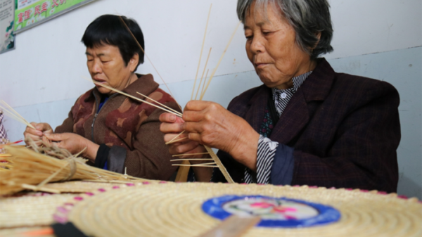 Wheat-straw fans, a summer memory from childhood