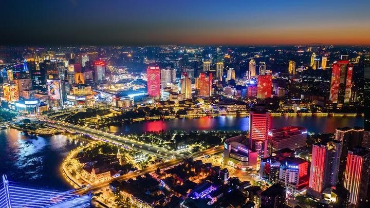 Dazzling light show in Ningbo shows the exotic aura of the Central and Eastern European Countries