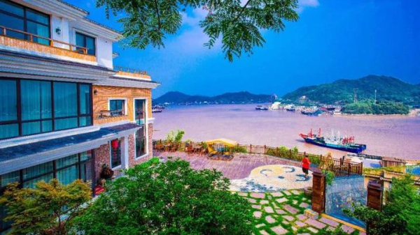 Xiangshan B&Bs face the sea with spring blossoms