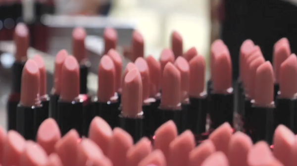 Earning 2 million yuan monthly by selling candy lipsticks! The guy wants to buy a ring for wife