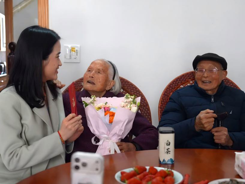 从纽约到浙江，那个教老外喝热水的华裔女孩，回家给奶奶做饭了