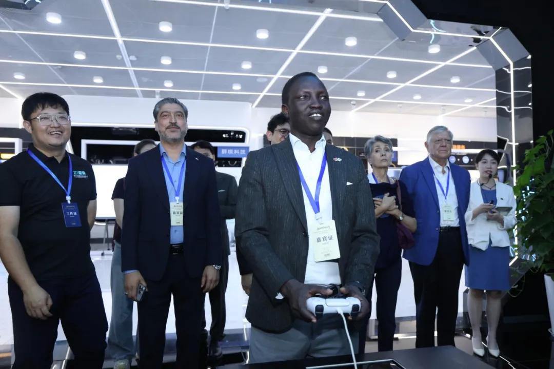 2112127755083517952.webp 图片