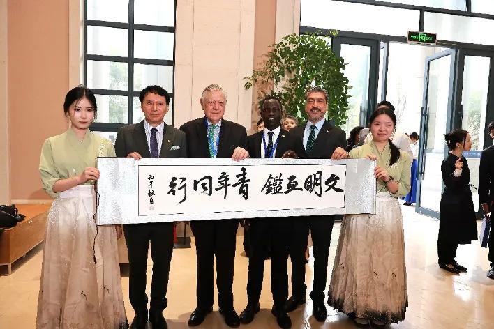 2112145468094877696.webp 图片